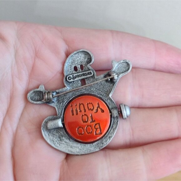 Spoontiques Signed Pewter Halloween Pin Brooch Ghost Turning Sign Boo To You - Picture 2 of 3